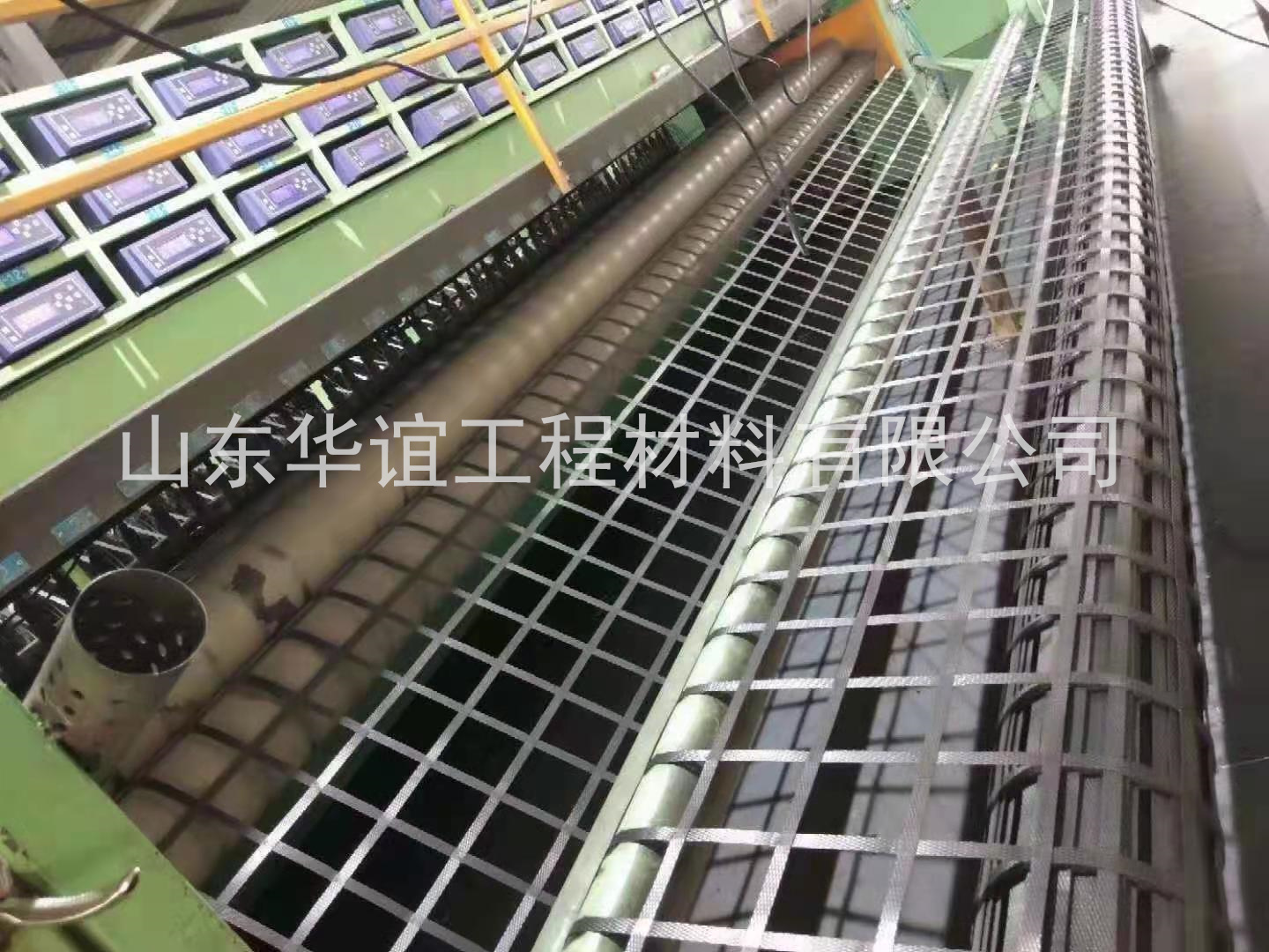 路堤橫斷面方向全幅鋪設(shè)時(shí)，湖南鋼塑土工格柵的受力如何？