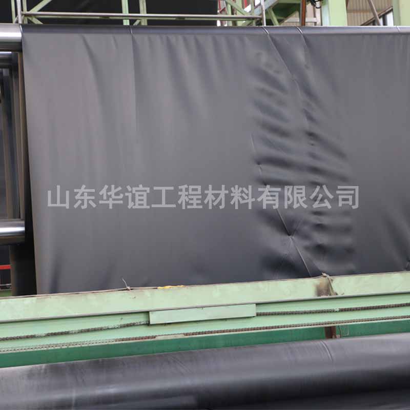 江西防滲土工膜與壩體之間的抗滑穩(wěn)定性有什么關(guān)聯(lián)？